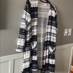 XL Black and White Caroline